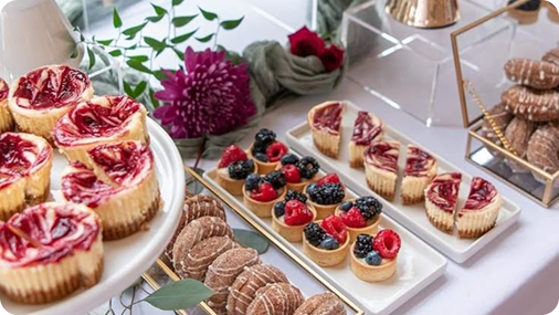 طاولة طعام مزينة بالورود