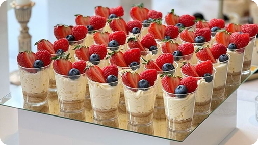 كؤوس حلوى مع التوت